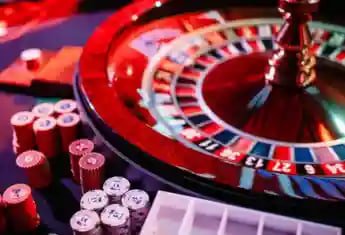Antarmuka permainan slot Microgaming di platform 77 neko dengan navigasi game, saldo, dan tombol putar
